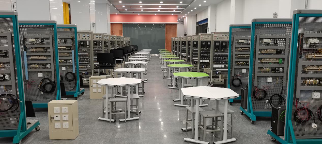 1.校内生产性实训基地——PLC应用技术训练区.jpg 1.校内生产性实训基地——PLC应用技术训练区.jpg