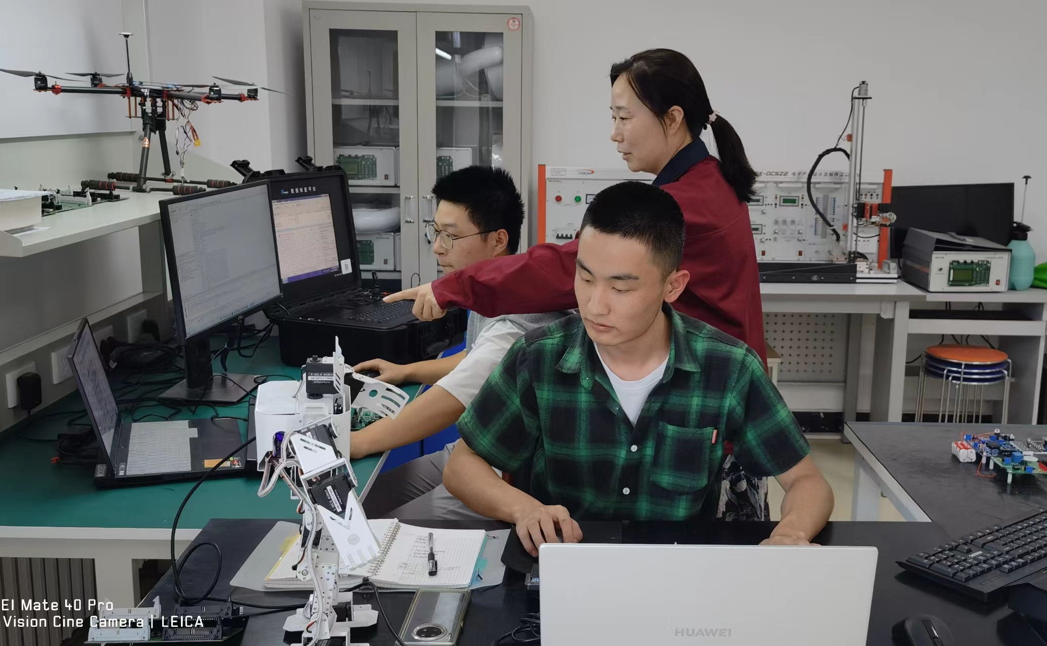 教师指导学生进行智能电子产品设计.jpg 教师指导学生进行智能电子产品设计.jpg