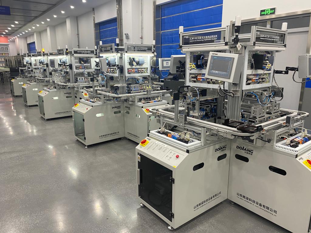 校内生产性实训基地——工业4.0技术(PLC)训练区.jpg 校内生产性实训基地——工业4.0技术(PLC)训练区.jpg